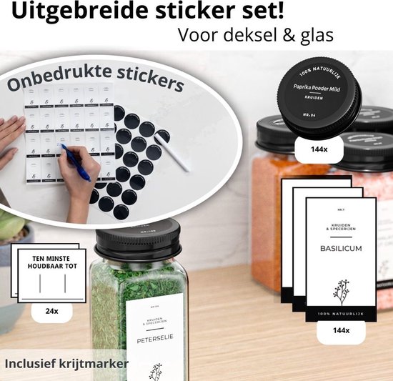 Set van lege glazen kruidenpotjes met zwarte deksels en een vel met blanco etiketten en krijtmarker.