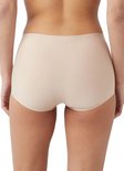 Naadloze shorts in huidskleur, zichtbaar van de achterkant op een model.
