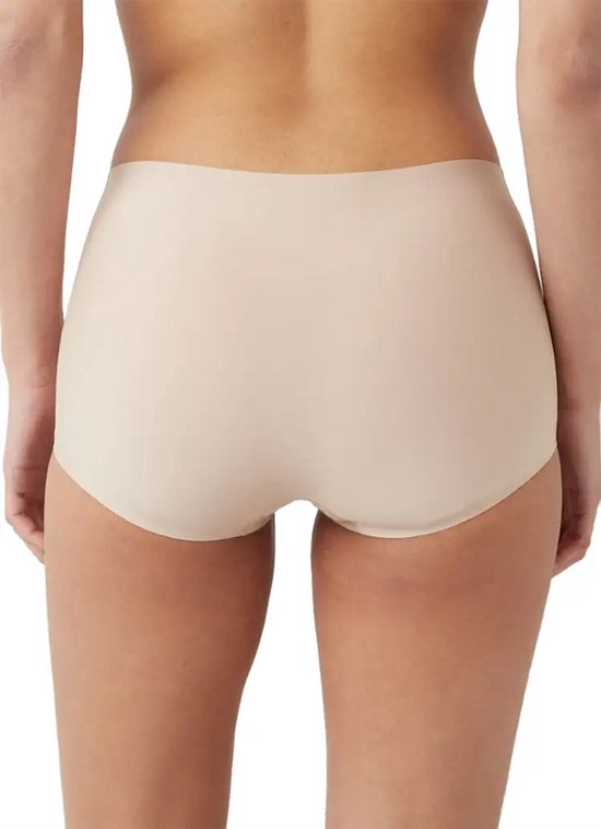 Naadloze shorts in huidskleur, zichtbaar van de achterkant op een model.