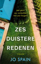 Boekomslag 'Zes duistere redenen' door Jo Spain. Titel groot op grasveld, met zwembad en blauw dak.