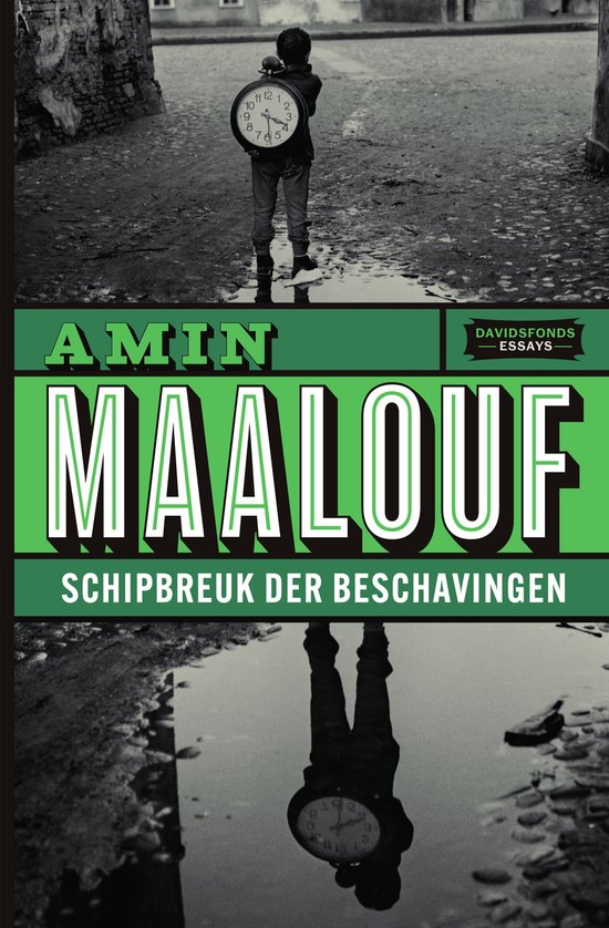 Garçon tenant une grande horloge, se reflétant dans une flaque d'eau. AMIN MAALOUF SCHIPBREUK DER BESCHAVINGEN.