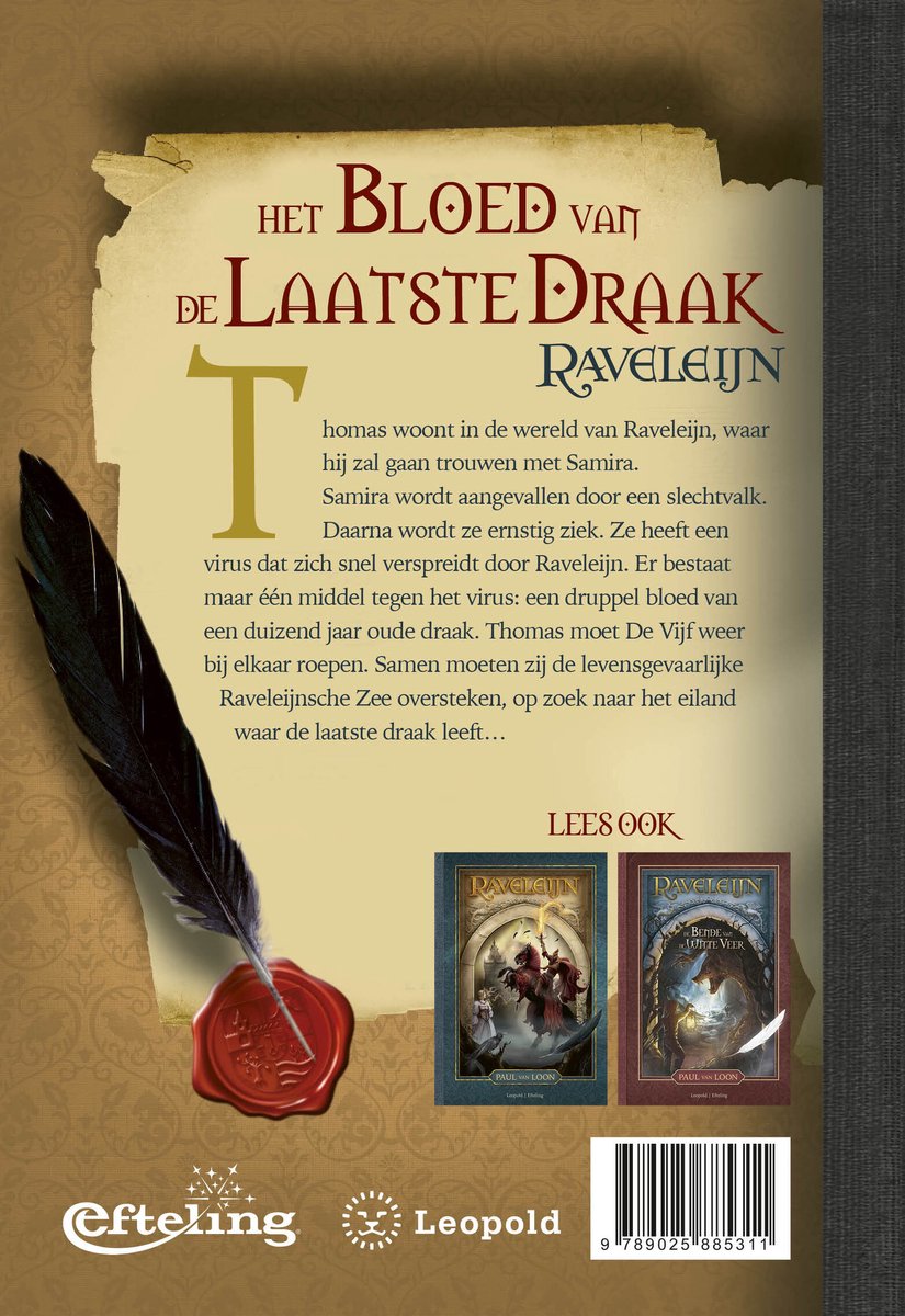 Achterkant boek 'Het Bloed van de Laatste Draak' met tekst, veer, zegel en twee kleinere boekomslagen. Titel en auteur zichtbaar.