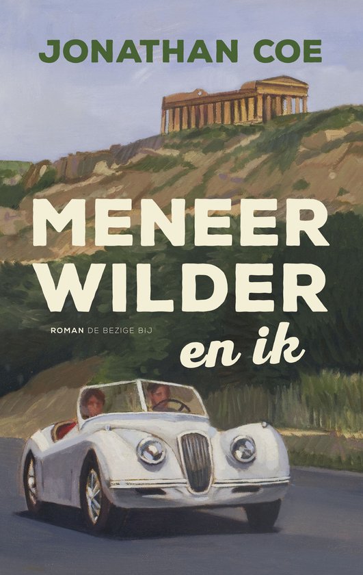 Boekcover van 'Meneer Wilder en ik' van Jonathan Coe, met een schilderij van een witte oldtimer met twee personen erin op een landweg, en een gebouw op een heuvel op de achtergrond.