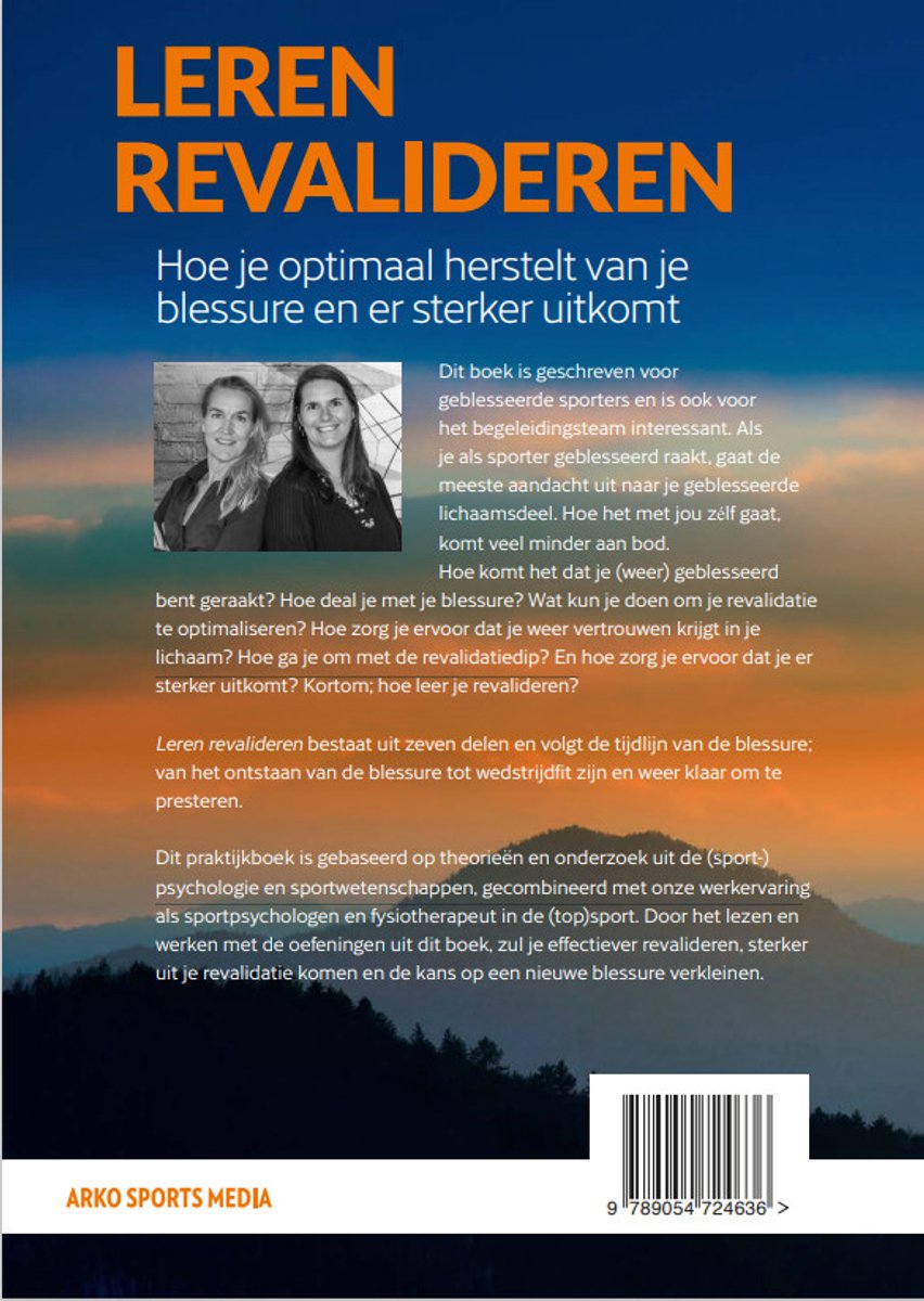 Twee vrouwen poseren op een donkere achtergrond met de titel 'LEREN REVALIDEREN'.