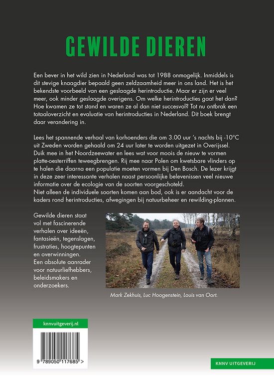 Drie mannen in boskleding staan op een bospad met bomen en heide op de achtergrond. Titel "Gewilde Dieren".