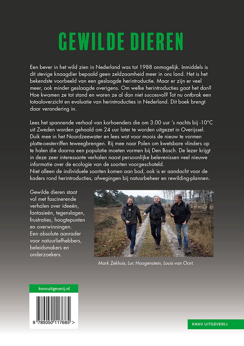 Drie mannen in boskleding staan op een bospad met bomen en heide op de achtergrond. Titel "Gewilde Dieren".