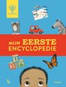Boek met illustraties van Britannica, potloden, kat, rode auto, zebra, blokken, vlinder en een kind. Tekst: 'MIJN EERSTE ENCYCLOPEDIE'