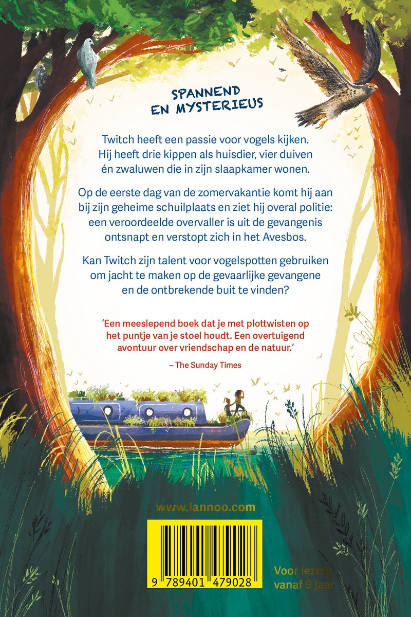 Achterkant boek met tekst over 'Twitch en de vlucht van de ijsvogel'. Een bootje met planten vaart op een kanaal, met een roofvogel en tekst.