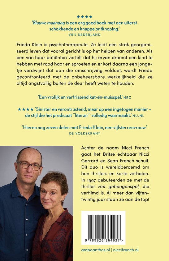 Een man en een vrouw staan naast elkaar, kijkend naar de camera. De man is kaal, de vrouw heeft rood haar.