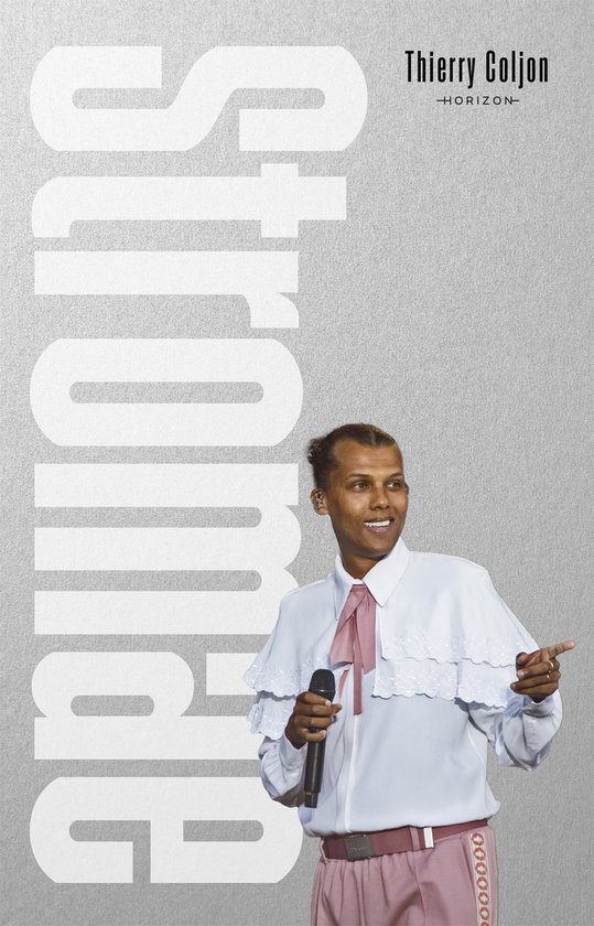 Stromae, Thierry Coljon - HORIZON. Een artiest in een wit shirt met strik en roze broek met pailletten.