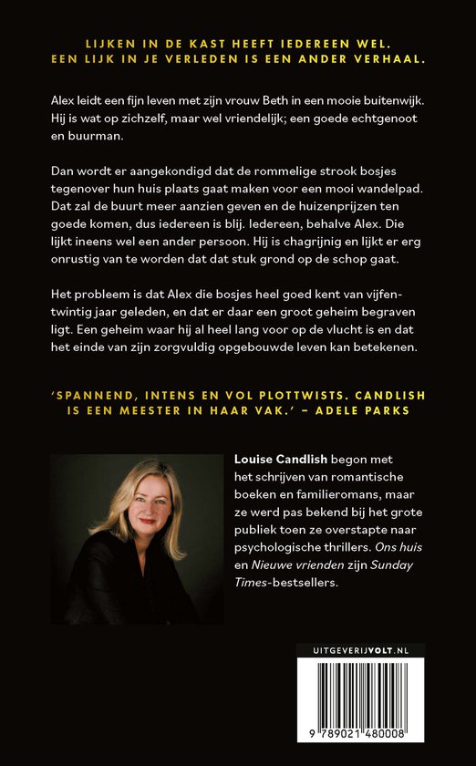 Louise Candlish staat op de foto, met blond haar en een glimlach, tegen een donkere achtergrond. Ze draagt een zwart jasje.