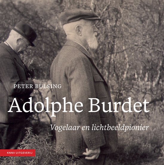 Zwart-witfoto van Adolphe Burdet en een andere man in een veld. Burdet draagt een tweedjasje en pet.