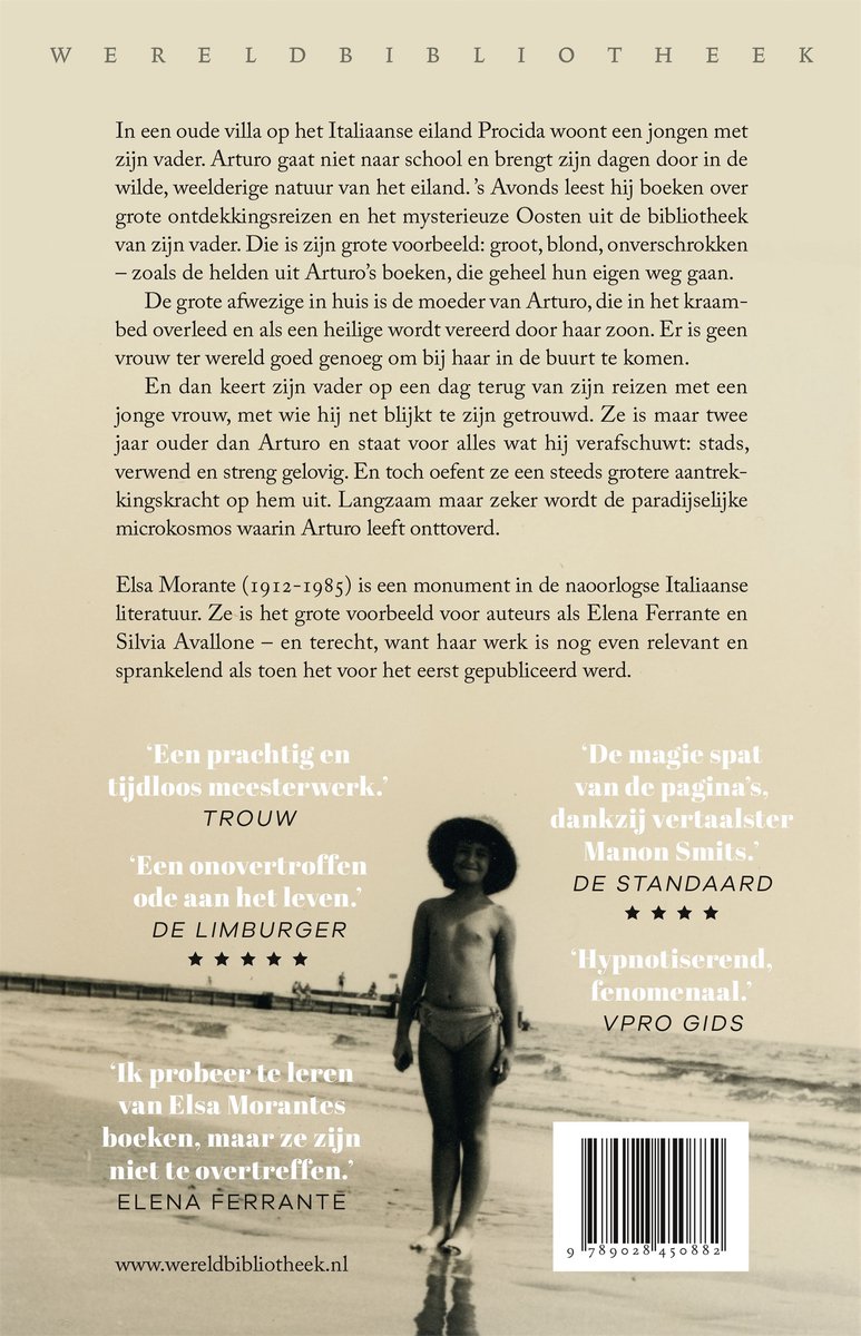 Une jeune fille en maillot de bain se tient sur une plage, avec la mer et des gens en arrière-plan. Textes avec citations et le titre du livre 'L'île d'Arturo'.