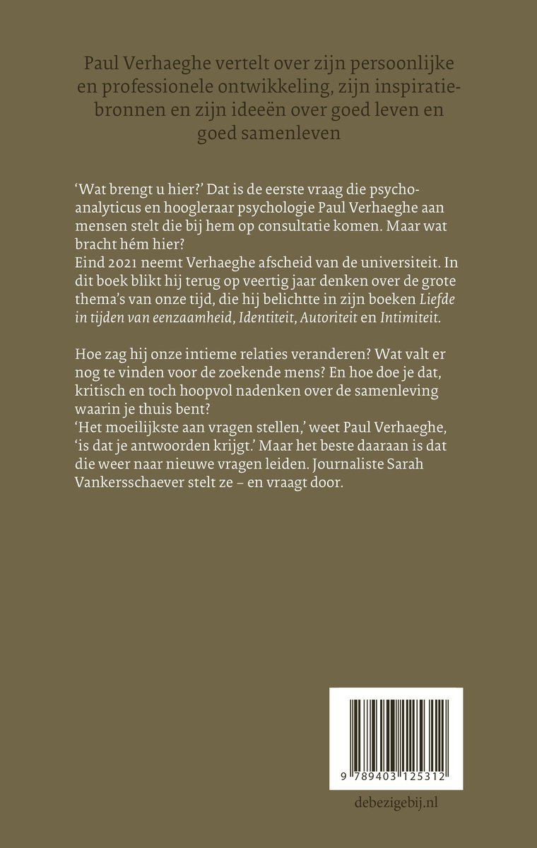 Achterkant van een boek met tekst over Paul Verhaege en zijn boek 'Wat brengt u hier?'. Inclusief barcode en website.
