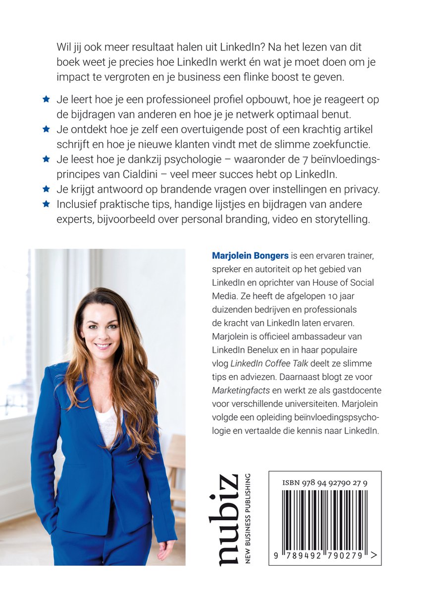 Vrouw in blauw colbert met wit shirt, lachend, met Marjolein Bongers geschreven.