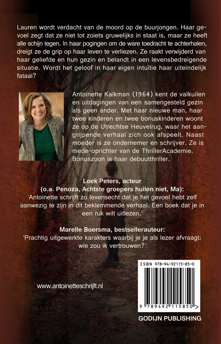 Boekcover met auteur Antoinette Kalkman, zittend, lachend, in een grijs jasje.