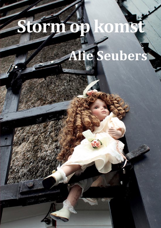Luxe porseleinen pop met krullend bruin haar, in een lichtgekleurde jurk met roze strikken. Tekst: Storm op komst, Alie Seubers.