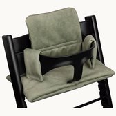 Sagegroene velvet kussenset voor een zwarte Stokke kinderstoel, voor- en achterkant.