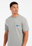 Grijze heren t-shirt met opgestikte borstzak en blauwe golfontwerp. Ronde hals, korte mouwen.
