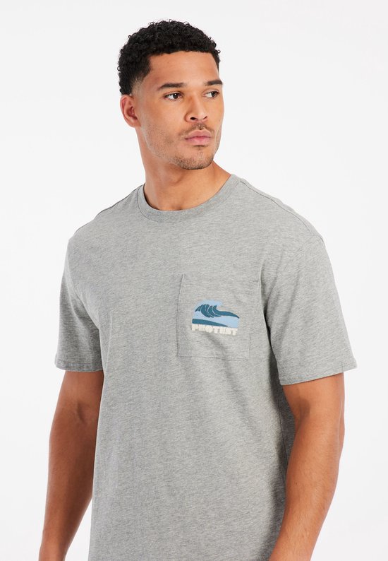 Grijze heren t-shirt met opgestikte borstzak en blauwe golfontwerp. Ronde hals, korte mouwen.