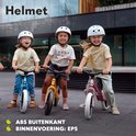 Drie lachende kinderen op fietsjes met witte helmen. Twee helmen met gekleurde stippen en eentje met sterretjes.