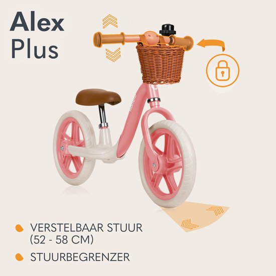 Roze loopfiets met bruin zadel, rotan mandje, verstelbaar stuur en witte banden met roze velgen.