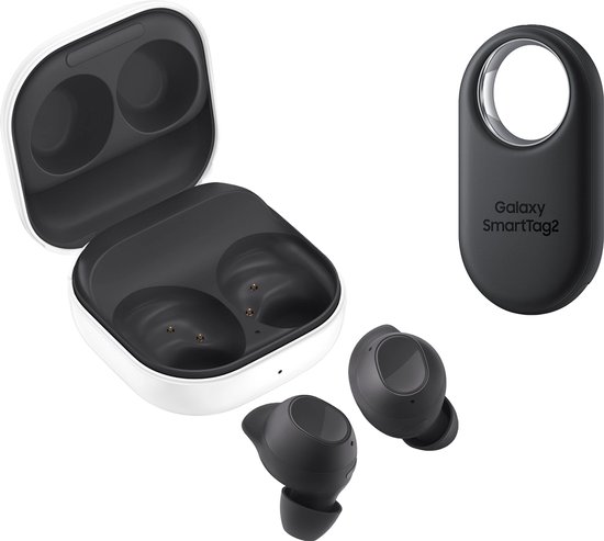 Zwarte Samsung Galaxy Buds FE en een zwarte Galaxy SmartTag 2 naast elkaar. De oplaadcase van de oordopjes is open.