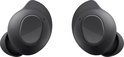Twee zwarte Samsung Galaxy Buds FE, van de voorkant en schuin gezien.