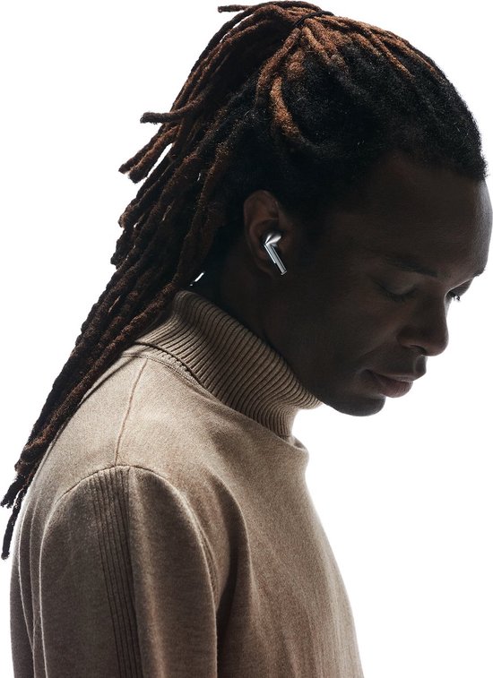 Man met dreadlocks met een grijze Samsung Galaxy Buds3 oordop in zijn rechteroor.