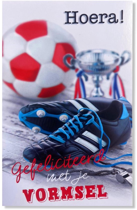 Gefeliciteerd met je vormsel. Zwarte voetbalschoenen met blauwe veters, voetbal, beker en fluitje.