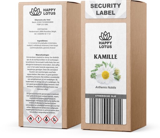 Doos met twee etiketten, Happy Lotus Kamille Etherische Olie 10ml. Etiketten tonen ingrediënten en waarschuwingen.
