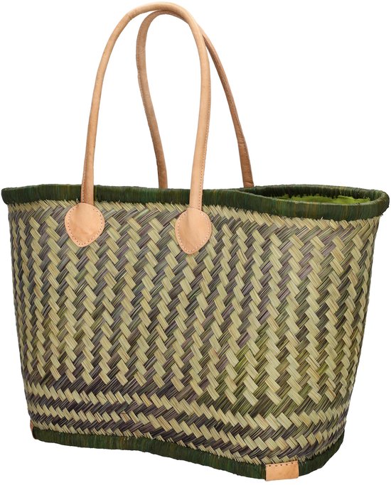 Ruime rieten mand met gevlochten patroon in groen en beige. Twee leren handvatten en leren versteviging aan de onderkant.