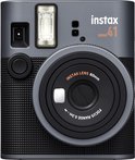 Grijze Fujifilm Instax Mini 41 camera, vooraanzicht met flitser.