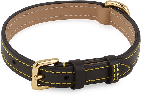 Zwarte leren halsband met gele stiksels, een gouden gesp en een ring. De binnenkant is beige.