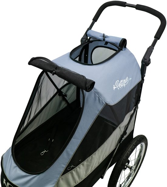 Close-up van de grijze hondenbuggy met de tekst 'PetiQue Inc.' op de zijkant. De duwstang kan in meerdere standen worden gezet.