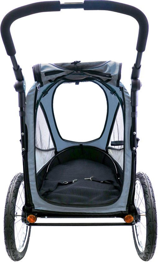 Grijze hondenbuggy van voren gezien, met grote wielen, een zitje en gaas aan de zijkanten voor ventilatie.