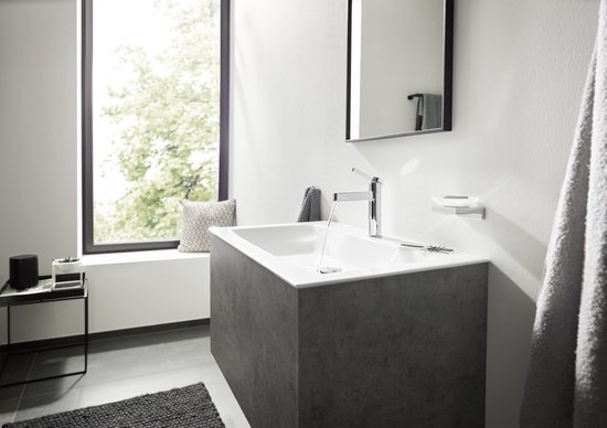 Slanke, glanzende chroom wastafelkraan met platte hendel in een moderne badkamer.