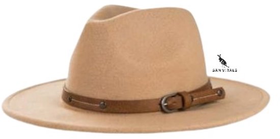 Kamelkleurige fedora hoed met een bruine leren band met gesp, op een witte achtergrond.