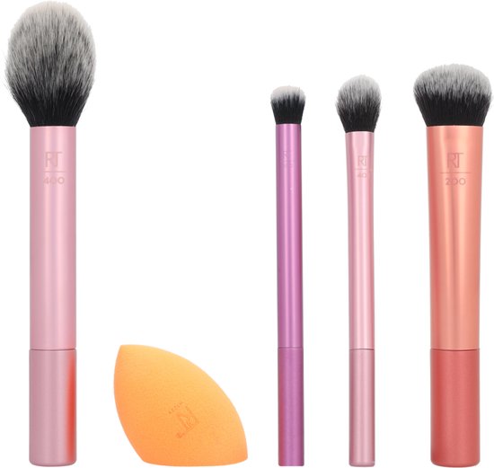 Een make-up spons en vier make-upkwasten in de kleuren roze, oranje en paars met zilveren borstels.