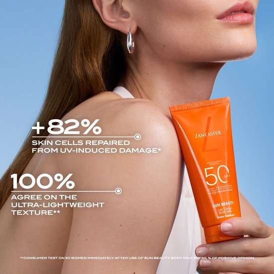 Vrouw met zilveren oorbel houdt een tube Lancaster Sun Beauty SPF 50 vast. Tekst: 82% huidcellen hersteld. 100% is het eens over de lichte textuur.