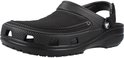 Zwarte Crocs klomp met hengsel op de hak en witte stiksels. Rubberen zool met profiel.