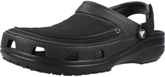 Zwarte Crocs klomp met hengsel op de hak en witte stiksels. Rubberen zool met profiel.
