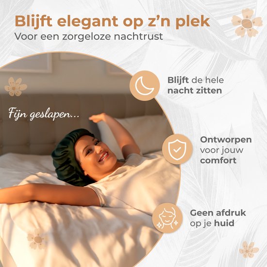 Vrolijke vrouw met satijnen bonnet op in bed.