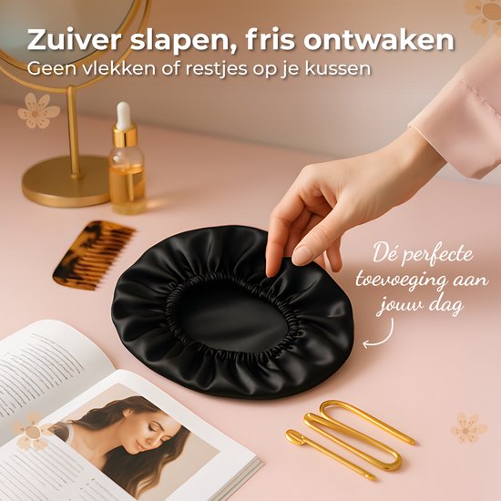 Hand houdt een zwarte satijnen bonnet vast op een open boek.