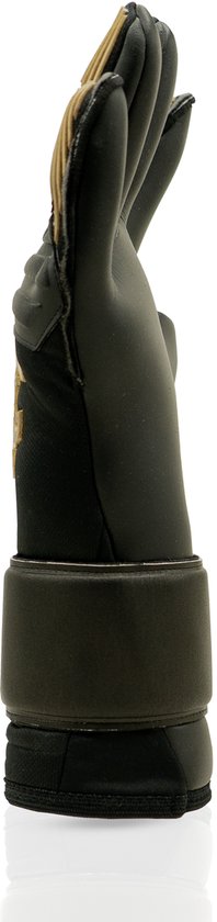Zwarte keepershandschoen met gouden accenten, zijkant zichtbaar.