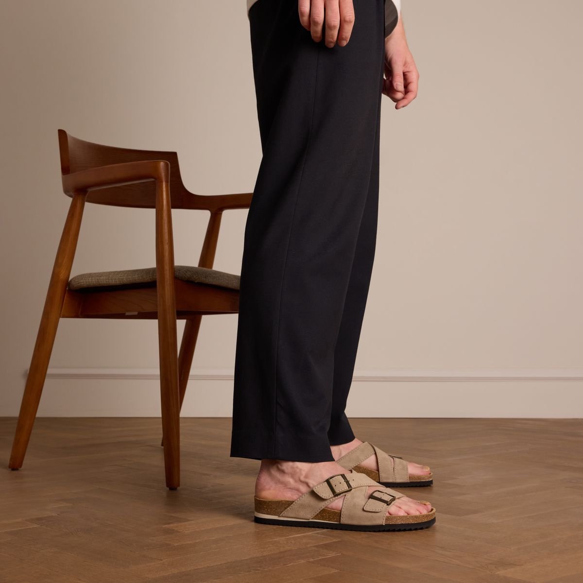 Manfield - Heren - Beige suède slippers - Maat 45