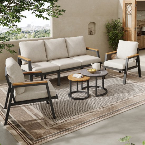 Lage tuinmeubelen, beige kussens