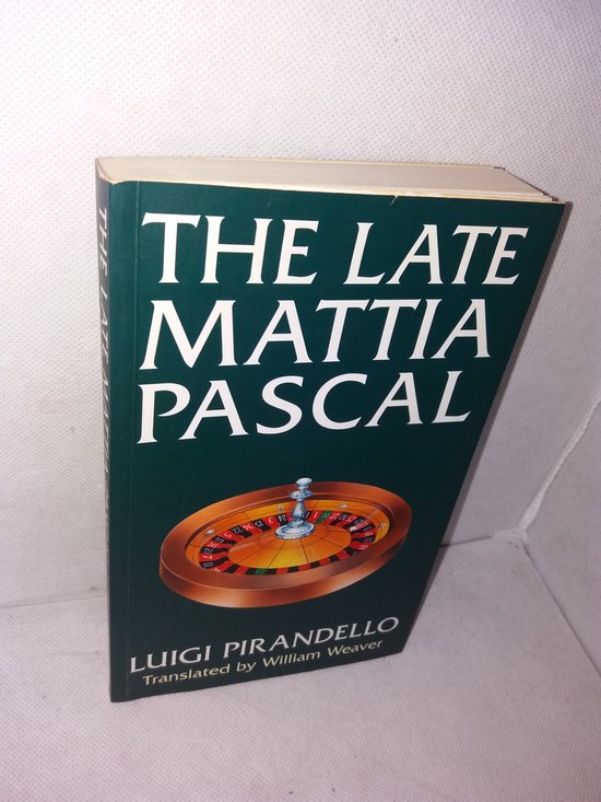 De groene kaft van "THE LATE MATTIA PASCAL" door LUIGI PIRANDELLO, met een roulettewiel.