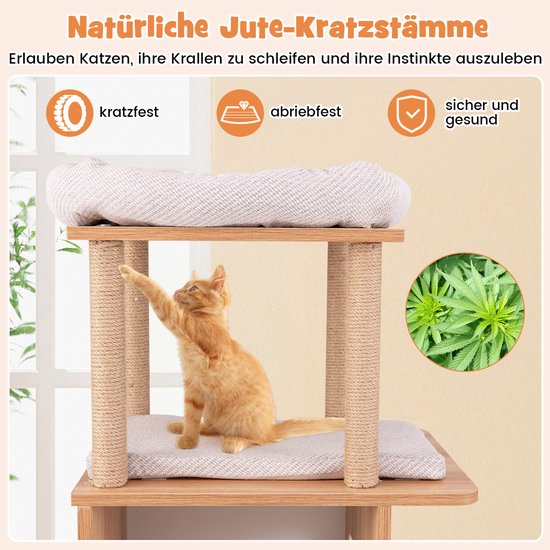 Kattenboom met natuurlijke jute krabpalen en beige kussens. Een oranje kat krabt aan een paal.