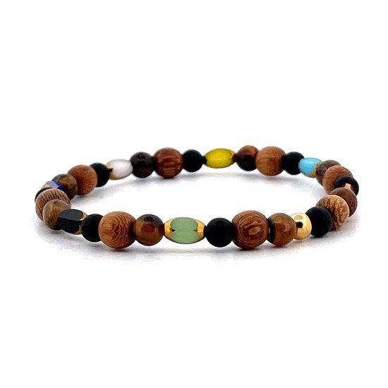 Houten armband met jade kraal, gekleurde kraaltjes en zwarte accenten.